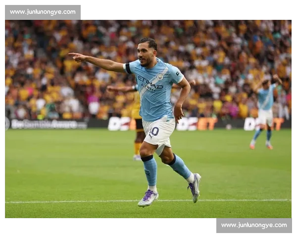 爆笑！曼城新援谢尔基献唱法语说唱，哈兰德领衔众将围观更衣室变欢乐海洋